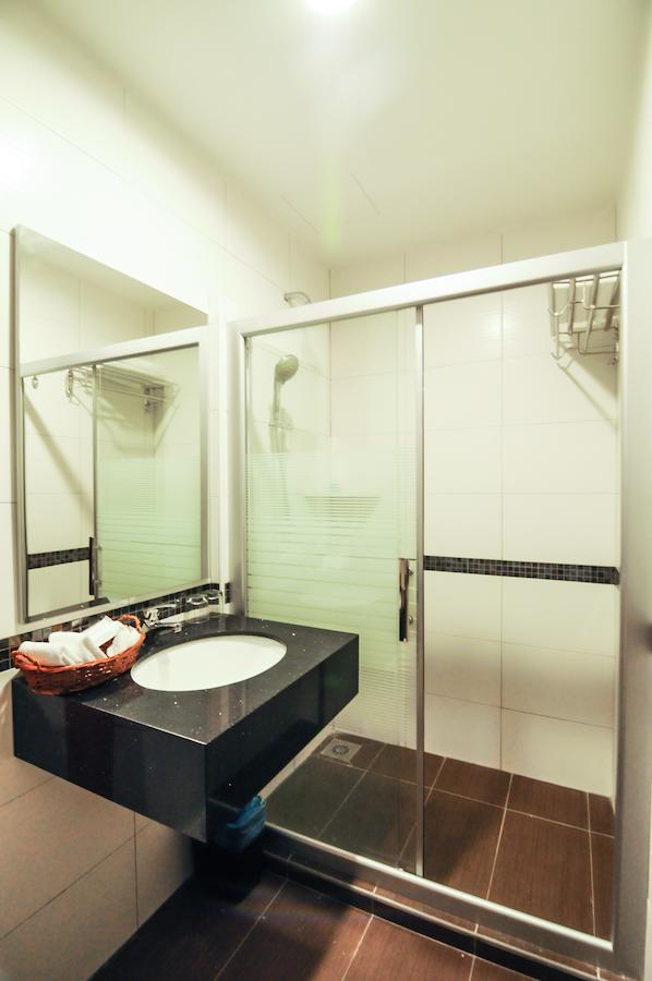 K Garden Hotel Паріт-Бунтар Номер фото